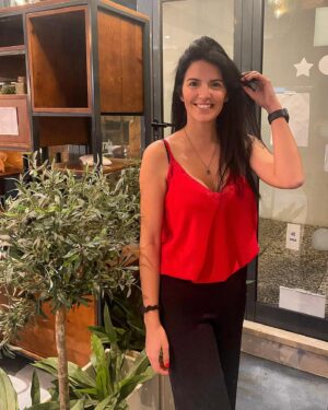 Joana Vieira Instagram - “A cor do meu batuque
Tem o toque, tem o som da minha voz
Vermelho, vermelhaço, vermelhusco
Vermelhante, vermelhão” 
Quem conhece esta? ❤️