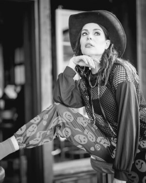Joanie Charron Instagram - La seule raison pourquoi cette photo est en noir et blanc est que mes bas ne « matchent »pas 🖤👉🏻

📷 @morgan_marketing_media 
💄 @lipstick_monroe