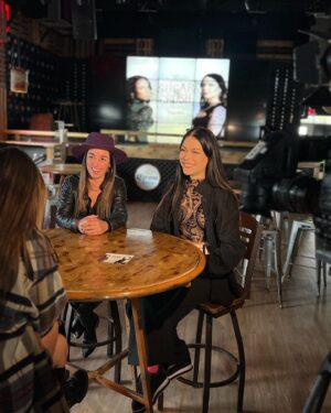 Joanie Charron Instagram - En entrevue ce soir 18h à TVA, merci tellement aux médias 

@nashvillequebec @purcomofficiel @49.parallele @apcmmusique #ukulele #music #country #musiquefranco