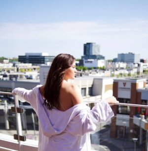 Joanie Gonthier Instagram - Faire semblant de regarder l'horizon.
