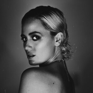 Joanie Perron Instagram - 🖤Effet miroir; les haters. Je crois que les “haters” voient, inconsciemment, en la personne qu’ils “hate” des parties d’eux-même qu’ils ne peuvent accepter. C’est pourquoi ont devient un miroir pour eux! Une réflexion de leur conflits internes. Autant que mon “smokey eye”, c’est du “dark” love. L’amour est égale à la haine... la haine c’est simplement de l’amour assombrie. Je crois que les gens ont peur d’eux-même avec moi, je suis un mirroir pour eux, j’ose aller plus loin que les peurs, où certaines personnes n’iront jamais! 💋©️ 📸@call.me.pearly.white 🎨@mikey.p.makeup #sleekhair#blackandwhite#glossyskin#glossy#pretty#beauty#bestoftheday#amazing#style#instalike#igers#fun#girl#instadaily#picoftheday#fashion#me#cute#beautiful#instagood