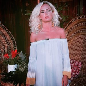 Joanie Perron Instagram - 🛋Sunburn & chairs 🍍🌟Un coup de soleil pi des chaises 📷 @alexnox 🛋@alaurier #flowers#lilac#vintage#chair#blonde#pineapple#pinapples#bali#baliindonesia#indonesia