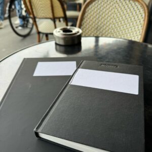 Joann Sfar Instagram - Je vais plutôt mettre mes idées dans un livre. Comme le dit un ami que je viens d'interviewer, les minorités sont utilisées par les partis politiques, qui les abandonnent dès le lendemain des élections. Toutes les minorités. La brutalité et les antagonismes encouragés par les diverses formations vont à l'encontre du bien commun et d'un avenir paisible. Quelle voix aujourd'hui? Et pour dire quoi? Je nous souhaite de nous réinventer par delà les jours sombres que nous traversons. Les plus nobles des causes ont été dévoyées pour susciter la haine. Je voterai bien entendu contre l'extrème-droite, mais mon chagrin est intact.