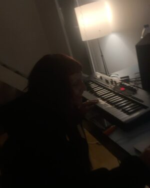 Joanna Instagram - Le processus de création de mon nouveau single « Méta Deuil » a été trop beau 🫂

Maintenant il vit dans vos oreilles, partagez le pour qu’il voyage 🤍