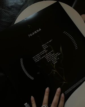 Joanna Instagram - 🤍 WHERE’S THE LIGHT IS OUT 🤍 

Merci à toustes les compos/arrangeur.euses/producteur.ices/auteur.ices qui ont contribué à l’existence de cet album 💿 

@gatspar @prinzly888 @skuna.boi @ninovellamusic @sutuswing @elyo_vision @kahnji_ @gaellesadaune @gdmarnier @couturiermusic 

Mixé par @geoff_swan 
Master @adrienpallot @chabmastering 

Merci à @feufolio et @ducotedechezsam pour la DA
@erikakamano pour la cover 

Merci à ma team @alex_eerh @ducotedechezsam @philippeclaverie @angele.la.rp 🫂 

Merci à l’art de nous guérir ❤️‍🩹
Merci à vous pour l’amour ❤️‍🩹
