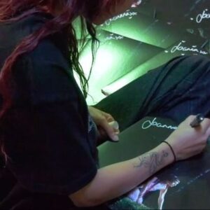 Joanna Instagram - Les babies, vos vinyles pour la Maro sont signés, la Maro est complète, le vinyle est trop beau... 
I’m a proud mother 🥹
trop hâte de vous voir et de partager ce moment avec vous ❤️‍🔥
