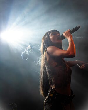 Joanna Instagram - Next showzzzz 

📍 Grenoble ce soir en première partie d’ @eddydepretto !
📍Marseille demain soir pour le festival @festival.avecletemps 🎸

Can’t wait 🪽

Photo @starsbizarres & @photgraphe_life