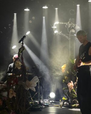 Joanna Instagram - April mood : slay like an angel 🪽

Lille/Tourcoing wow, vous êtes incroyables, merci 🤍

📍 Nantes jeudi 4 avril au @stereolux_scopitone 
📍 Rennes samedi 6 avril au @festivalmythos 
📍Paris mercredi 10 avril OMG @letrianonparis

Get you ticket dans ma bio 🎫

🥁 @gab_cresseaux 
🎸 @carlosloverboy