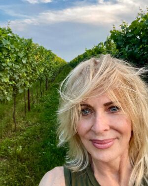 Joanna Cassidy Instagram - With the grapes right before an enormous rain storm. Now I’m definitely part of the Italian landscape! 🇮🇹 🍇

#italy #italiansummer #grapes #grapevine #vineyard #nature #sky #fypシ