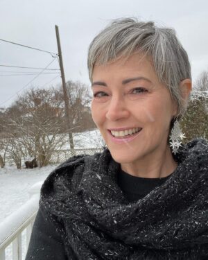 Joanna Going Instagram - Falling snow on Christmas Eve calls for snowflake earrings!
❄️❄️❄️❄️❄️❄️❄️❄️❄️❄️❄️
Merry Christmas!