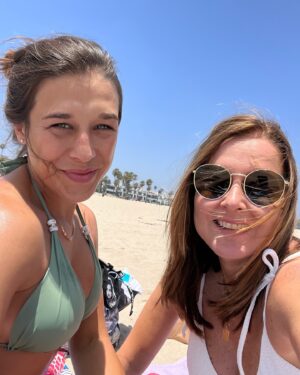 Joanna Jędrzejczyk Instagram - girls just wanna have fun 🫶🏼 #venicebeach 

girls & RYBA😉

#sisters #friend