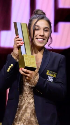Joanna Jędrzejczyk Instagram - Thank you 🏆
@ufc 
📸 @awesomegandalf 
👗 @violapiekut 
💄 @tirzagrantmakeup
💇🏻‍♀️ @fifi.tesfatsion
