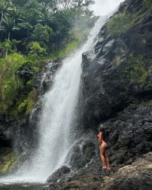Joanna Jędrzejczyk Instagram - I’ve been to many places but I need to be honest - Hawaii has made me fell in love with it.🌺 I don’t remember when I felt this type of happiness in me. I smile to myself in and out every single day. 😃Grateful and thankful for these mesmerizing moments. And it’s not only about all the places and views, it’s about something more… I think we can only find this in ourselves. 

btw I’m loving all my curves and edges 💃🏻 

#hawaii #hawaiilife #kulaniapiafalls #hilo #hilohawaii
