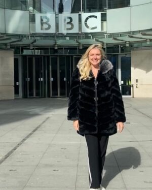 Joanne Farrell Instagram - Thank you to fabulous @GabyRoslin for having me and Yasmine on @bbcradiolondon today, and inviting me to sing ‘Crown’ live in the studio 🎙️ Fun and laughter with Gaby, and the story behind the song… 🌟👑💖

@bbcsounds