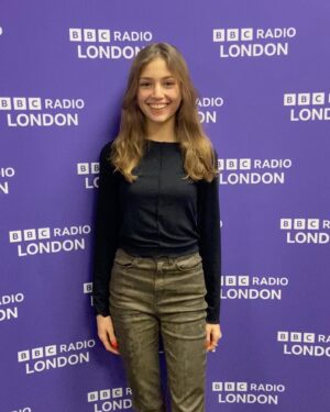 Joanne Farrell Instagram - Thank you to fabulous @GabyRoslin for having me and Yasmine on @bbcradiolondon today, and inviting me to sing ‘Crown’ live in the studio 🎙️ Fun and laughter with Gaby, and the story behind the song… 🌟👑💖

@bbcsounds