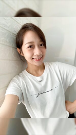 Joanne Yang Instagram - 今天來開箱坐飛機來到我身邊的
保養與化妝小物🫦挺好玩的☺️☺️

1.Glossier 護手霜
2.Tamburins-雞蛋護唇膏-Rose Woody
3.Polite Society-BIG mouth-The O.G.
4.Rare Beauty-唇蜜-Honesty
5.Glossier-腮紅-BEAM

#謝謝媽咪🤗
#原來這麼好玩
#覺得自己有點可愛
#哈