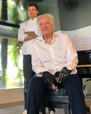 João Alcantara Instagram - De João para João! 

A convite da @bravocafeoficial tive a oportunidade de cozinhar para o nosso grande maestro, ouvi-lo tocar e escutar boas histórias. Como de costume a todos os gênios a humildade a serviço da inspiração! Obrigado @maestrojoaocarlosmartins