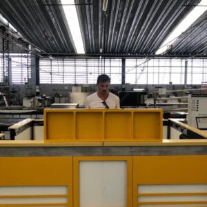 João Alcantara Instagram - Fechando essa semana FODA em que abrimos a primeira loja do PAC. Nem todos sabem como tudo aconteceu então quero dividir essa história com vocês. O PAC nasceu em Barcelona. Surgiu junto com o desejo de mostrar a culinária brasileira ao mundo. Lembro que fomos participar de um evento muito importante com vários chefs renomados e uma das coisas que decidi servir foi Pão de Queijo recheado com nossa costela de porco defumada. Foi sucesso absoluto! Depois desse dia, em todos os eventos que a gente servia Pão de Queijo dava muito certo. A tapa mais brasileira que ganhou fama e fez grandes filas, os gringos enlouqueciam! Anos depois, já morando no Brasil, estava me gabando dessa história maravilhosa de como todos ficaram apaixonados em nosso Pão de Queijo. Não podia ser diferente, o @ticosahyoun propôs de abrirmos a PAC aqui no Brasil. Foi quando começou nossa aventura. O amarelo do PAC, a ideia das franquias, embalagens, processos… nessa loucura conhecemos a dona Dalva e grande filho Helder. simplesmente os maiores produtores de pão de queijo do mundo (alguem ai ja ouviu falar do @fornodeminas_oficial ?). Eles são os responsáveis por fabricar nossos pães. E com muita alegria, essa semana abrimos nossa primeira loja em SP. Quem vier conhecer, eu tenho certeza que vai se apaixonar também. Em breve estaremos em todo o Brasil!! 
.
#opacépop