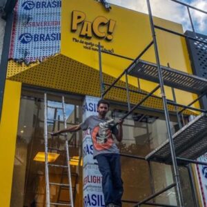 João Alcantara Instagram - Fechando essa semana FODA em que abrimos a primeira loja do PAC. Nem todos sabem como tudo aconteceu então quero dividir essa história com vocês. O PAC nasceu em Barcelona. Surgiu junto com o desejo de mostrar a culinária brasileira ao mundo. Lembro que fomos participar de um evento muito importante com vários chefs renomados e uma das coisas que decidi servir foi Pão de Queijo recheado com nossa costela de porco defumada. Foi sucesso absoluto! Depois desse dia, em todos os eventos que a gente servia Pão de Queijo dava muito certo. A tapa mais brasileira que ganhou fama e fez grandes filas, os gringos enlouqueciam! Anos depois, já morando no Brasil, estava me gabando dessa história maravilhosa de como todos ficaram apaixonados em nosso Pão de Queijo. Não podia ser diferente, o @ticosahyoun propôs de abrirmos a PAC aqui no Brasil. Foi quando começou nossa aventura. O amarelo do PAC, a ideia das franquias, embalagens, processos… nessa loucura conhecemos a dona Dalva e grande filho Helder. simplesmente os maiores produtores de pão de queijo do mundo (alguem ai ja ouviu falar do @fornodeminas_oficial ?). Eles são os responsáveis por fabricar nossos pães. E com muita alegria, essa semana abrimos nossa primeira loja em SP. Quem vier conhecer, eu tenho certeza que vai se apaixonar também. Em breve estaremos em todo o Brasil!! 
.
#opacépop
