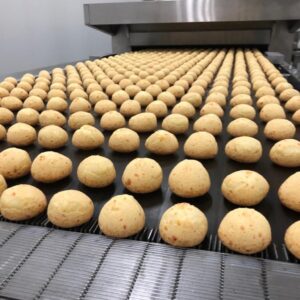 João Alcantara Instagram - Fechando essa semana FODA em que abrimos a primeira loja do PAC. Nem todos sabem como tudo aconteceu então quero dividir essa história com vocês. O PAC nasceu em Barcelona. Surgiu junto com o desejo de mostrar a culinária brasileira ao mundo. Lembro que fomos participar de um evento muito importante com vários chefs renomados e uma das coisas que decidi servir foi Pão de Queijo recheado com nossa costela de porco defumada. Foi sucesso absoluto! Depois desse dia, em todos os eventos que a gente servia Pão de Queijo dava muito certo. A tapa mais brasileira que ganhou fama e fez grandes filas, os gringos enlouqueciam! Anos depois, já morando no Brasil, estava me gabando dessa história maravilhosa de como todos ficaram apaixonados em nosso Pão de Queijo. Não podia ser diferente, o @ticosahyoun propôs de abrirmos a PAC aqui no Brasil. Foi quando começou nossa aventura. O amarelo do PAC, a ideia das franquias, embalagens, processos… nessa loucura conhecemos a dona Dalva e grande filho Helder. simplesmente os maiores produtores de pão de queijo do mundo (alguem ai ja ouviu falar do @fornodeminas_oficial ?). Eles são os responsáveis por fabricar nossos pães. E com muita alegria, essa semana abrimos nossa primeira loja em SP. Quem vier conhecer, eu tenho certeza que vai se apaixonar também. Em breve estaremos em todo o Brasil!! 
.
#opacépop
