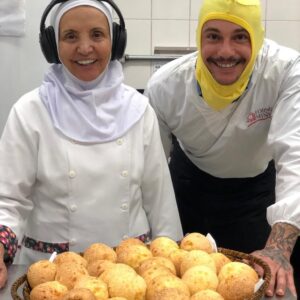 João Alcantara Instagram - Fechando essa semana FODA em que abrimos a primeira loja do PAC. Nem todos sabem como tudo aconteceu então quero dividir essa história com vocês. O PAC nasceu em Barcelona. Surgiu junto com o desejo de mostrar a culinária brasileira ao mundo. Lembro que fomos participar de um evento muito importante com vários chefs renomados e uma das coisas que decidi servir foi Pão de Queijo recheado com nossa costela de porco defumada. Foi sucesso absoluto! Depois desse dia, em todos os eventos que a gente servia Pão de Queijo dava muito certo. A tapa mais brasileira que ganhou fama e fez grandes filas, os gringos enlouqueciam! Anos depois, já morando no Brasil, estava me gabando dessa história maravilhosa de como todos ficaram apaixonados em nosso Pão de Queijo. Não podia ser diferente, o @ticosahyoun propôs de abrirmos a PAC aqui no Brasil. Foi quando começou nossa aventura. O amarelo do PAC, a ideia das franquias, embalagens, processos… nessa loucura conhecemos a dona Dalva e grande filho Helder. simplesmente os maiores produtores de pão de queijo do mundo (alguem ai ja ouviu falar do @fornodeminas_oficial ?). Eles são os responsáveis por fabricar nossos pães. E com muita alegria, essa semana abrimos nossa primeira loja em SP. Quem vier conhecer, eu tenho certeza que vai se apaixonar também. Em breve estaremos em todo o Brasil!! 
.
#opacépop