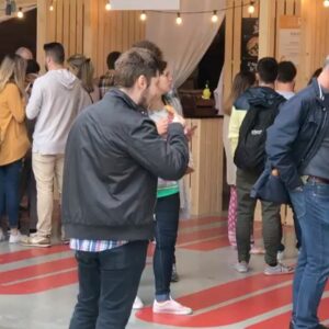 João Alcantara Instagram - Fechando essa semana FODA em que abrimos a primeira loja do PAC. Nem todos sabem como tudo aconteceu então quero dividir essa história com vocês. O PAC nasceu em Barcelona. Surgiu junto com o desejo de mostrar a culinária brasileira ao mundo. Lembro que fomos participar de um evento muito importante com vários chefs renomados e uma das coisas que decidi servir foi Pão de Queijo recheado com nossa costela de porco defumada. Foi sucesso absoluto! Depois desse dia, em todos os eventos que a gente servia Pão de Queijo dava muito certo. A tapa mais brasileira que ganhou fama e fez grandes filas, os gringos enlouqueciam! Anos depois, já morando no Brasil, estava me gabando dessa história maravilhosa de como todos ficaram apaixonados em nosso Pão de Queijo. Não podia ser diferente, o @ticosahyoun propôs de abrirmos a PAC aqui no Brasil. Foi quando começou nossa aventura. O amarelo do PAC, a ideia das franquias, embalagens, processos… nessa loucura conhecemos a dona Dalva e grande filho Helder. simplesmente os maiores produtores de pão de queijo do mundo (alguem ai ja ouviu falar do @fornodeminas_oficial ?). Eles são os responsáveis por fabricar nossos pães. E com muita alegria, essa semana abrimos nossa primeira loja em SP. Quem vier conhecer, eu tenho certeza que vai se apaixonar também. Em breve estaremos em todo o Brasil!! 
.
#opacépop
