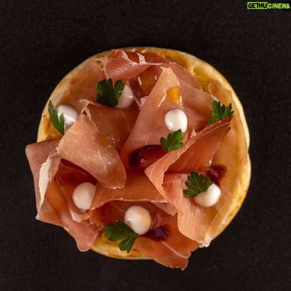João Alcantara - 596 Likes - A minha escola é a cozinha criativa. Nunca vou conseguir fugir disso. Então quando me propus a fazer Pão de Queijo, era claro que eu não ia fazer nada normal. Além do cardápio fixo do PAC, coloquei a brincadeira de criar algo novo a cada 15/30 dias, com a base sendo sempre nosso pão de queijo. O primeiro prato é essa maravilha aí: Nossa base de Pão de Queijo com um Presunto curado, azeite de trufas, Balsâmico de Tâmaras para equilibrar a acidez, Aioli e, para coroar, a Raclette de Queijo! Vai um aí?
.
#pornFood #opacépop