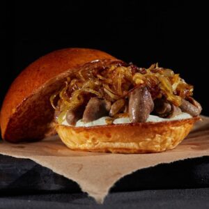 João Alcantara Instagram - Um X-Coração passando na sua cara‼️
.
Esse foi meu burguer preferido por anos. Era de lei sair de casa com os amigos e finalizar a noite com um x-coração. Agora criei essa belezura para uma nova marca! Quem aí já comeu um X-coração? 
.

📸 @rodolforeginifoto 

#coracaodegalinhasfelizes #burger