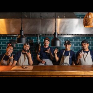 João Alcantara Instagram - Cozinhando a fogo lento @mar.e.mo 
Equipe❌

Essa semana inauguração do nosso Bar de tapas. Um conceito cafajeste de Bar dentro de uma praia” no coração de São Paulo @casaflutuar