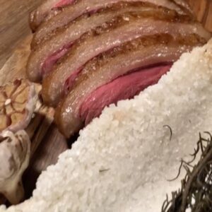 João Alcantara Instagram - Picanha ao sal para @leandrohassum

@tntbr @tapagotnt 

Uma receita simples para fazer em casa com dois ingredientes: picanha e sal