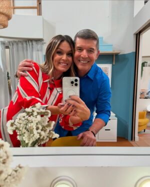 João Baião Instagram - Bom dia. Boa quinta feira🌻❤️😘
@dichavesofficial 
@casafeliz 
@sicoficial