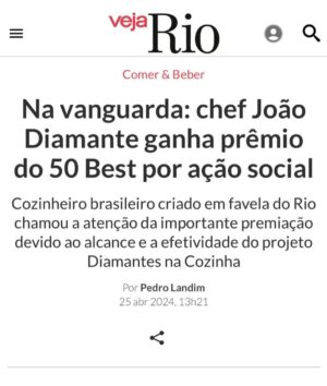 João Diamante Instagram - Um prêmio individual, sempre nasce de um coletivo. Gostaria de agradecer todos vocês que fizeram isso ser possível, somos @theworlds50best 🙋🏾 📖 👨🏽‍🍳🟰💎 @diamantesnacozinha !
.
.
Ser nomeado Campeão da Mudança juntamente  com a @jessrosval @rootsmodena  @ccaporossi , é um grande privilégio e estou grato pela valorização do nosso trabalho. Este projeto foi iniciado para ajudar pessoas  em situação de vulnerabilidade social  no Rio,  estou orgulhoso de poder compartilhar isso com uma audiência global. Quando eu agradeço e digo que estou feliz , sobretudo receber esse reconhecimento na mesma edição que a melhor chef mulher do mundo, a brasileira @janainarueda1 , pessoa que admiro muito tenho como grande referência.  Gostaria de dedicar também este prêmio toda equipe do DNC , diretores, professores, monitores, voluntários, alunos e patrocinadores, sem vocês isso não seria possível. Dizer a todos projetos sociais que utilizam a gastronomia para impactar o mundo, em especial os brasileiros: @gastromotiva , @escolagastronomiasocial , @gastronomiaperiferica , @chefaprendiz , @institutocapimsanto , @pretogourmet  Protagonismo, @projetobuscape , @favela_organica , @maredesabores entre outros, juntos formamos um impacto gigantesco com a educação, gerando renda e empregabilidade, sobretudo dignidade através do conhecimento.” E sim, esse prêmio não é somente do Diamantes na Cozinha ou do João Diamante e sim de todos vocês, essa batalha diária é nossa e juntos somos mais fortes.
@TheWorlds50Best  @jessrosval @ccaporossi @rootsmodena @weareaiw @sanpellegrino_official 
#worlds50best #50bestworldrestaurants  @rosamoraes5 @laurapriceeats #diamantesnacozinha #joaodiamante  #educao #oportunidade #joaodiamante