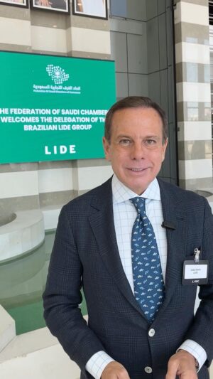 João Doria Instagram - Iniciamos hoje, o segundo dia do LIDE BRAZIL SAUDI ARABIA CONFERENCE em Riyadh, capital da Arábia Saudita. O evento aconteceu na Federação das Câmaras de Comércio Saudita. Durante todo o dia, empresários dos dois países se reuniram para discutir questões estratégicas, visando impulsionar o crescimento dos negócios entre Brasil e Arábia Saudita. É o LIDE promovendo conexões e parcerias econômicas pelo mundo. 🇧🇷🤝🇸🇦