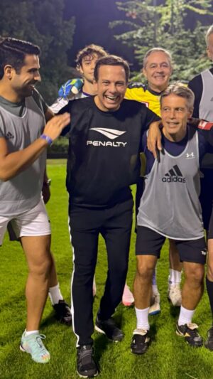 João Doria Instagram - Hoje estou recebendo alguns amigos aqui em casa para jogar futebol. Como todo brasileiro, eu amo futebol, e amo jogar futebol. O esporte tem o poder de trazer alegria e unir as pessoas! ⚽️🏆

#Futebol #Amigos #Alegria #Esporte #União #PaixãoNacional #JoãoDoria