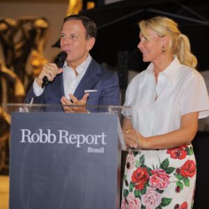 João Doria Instagram - Feliz por estar ao lado da @biadoria e de tantas amigas, que foram ao evento da @robbreportbrasil, na pré-inauguração do Atelier/Galeria @biadoriaarte, na Vila Nova Conceição, em São Paulo.
Arte sustentável com o talento da Bia, em lindas esculturas. Adoro!
Parabéns Bia!🌹