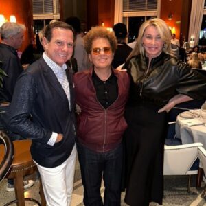 João Doria Instagram - Bia e eu jantando com nosso querido amigo @romerobritto, no Cipriani, em Miami. Romero é ídolo nos Estados Unidos e faz muito sucesso com suas coloridas obras de Pop Art. 
Romero, talentoso e generoso, merece o sucesso que tem.