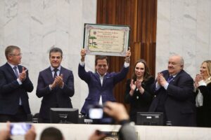 João Doria Instagram - Recebi em Curitiba o título de cidadão paranaense, concedido pela Assembleia Legislativa do Paraná. Agradeço a iniciativa do falecido deputado José Felinto, e à deputada Maria Victoria, pela concessão dessa honraria. Muito feliz também pela presença dos meus queridos amigos Governadores Beto Richa, Cida Borghetti, Orlando Pessuti e do Prefeito de Curitiba Rafael Greca. Este título reforça meu compromisso e o respeito pelo estado do Paraná e pelo seu valoroso povo.