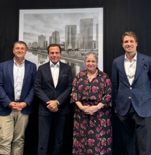 João Doria Instagram - Johnny Doria e eu recebemos na Casa LIDE, em São Paulo, Emmanuel Kamarianakis, Embaixador do Canadá no Brasil, e Caroline Charette, cônsul geral do Canadá em São Paulo. Estamos tratando da realização de seminário bilateral Brazil - Canadá e também da implantação da unidade LIDE naquele pais. O Canadá tem economia robusta, baseada em recursos naturais, tecnologia, mineração  e serviços. Um bom parceiro estratégico para o Brasil. 🇧🇷 🇨🇦
