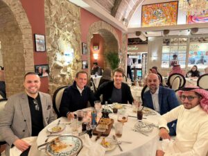 João Doria Instagram - Jantando no Mamo, em Riyadh, com Johnny (meu filho), Rodrigo Paiva (CEO LIDE Emirados), Patrick Burnett (Board Member do LIDE) e Abdulmalik Al Qhatani (CEO LIDE Arábia Saudita). Cultivando amigos. E gerando negócios.