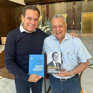 João Doria Instagram - Aqui em Riyadh, na Arábia Saudita, trocando nossos livros, Roberto Rodrigues e eu. Roberto é o pai da agricultura moderna no Brasil. Ele e Alysson Paolinelli revolucionaram o agro no País e colocaram o Brasil na liderança mundial em segurança alimentar. Roberto será palestrante nas conferências do LIDE na Arábia Saudita e nos Emirados na próxima semana. Parabéns Roberto!