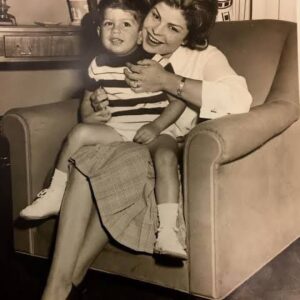 João Doria Instagram - Neste Dia das Mães, meu coração fica repleto de saudade ao lembrar da minha amada mãe, Maria Sylvia. Celebro também minha esposa Bia, mãe dos meus filhos Johnny, Felipe e Carol. A todas as mães, o meu mais profundo respeito. Feliz Dia das Mães! 🌸