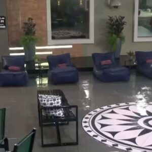 João Hadad Instagram - arraste para o lado > No programa de ontem, pudemos conferir uma das vezes em que Liziane perguntou a Hadad o motivo dele estar quieto. Em resposta, Hadad mantém sua postura reservada, o que parece incomodar Liziane. 

Mais tarde, Liziane cutuca Hadad novamente, provocando uma reação dele. Nesse momento, a participante afirma que “todo mundo fala que você é assim”, chamando-o de explosivo, conforme Hadad havia mencionado anteriormente na dinâmica do dia.

A situação se intensifica quando Liziane se contradiz ao dizer que todos consideram Hadad agressivo. No entanto, ela não consegue citar mais de duas pessoas que compartilham dessa opinião. As únicas pessoas mencionadas, Cel e Any, já têm um atrito direto com Hadad, o que coloca em dúvida a generalização feita por Liziane.

#AGrandeConquista #TeamHadad ⚡️