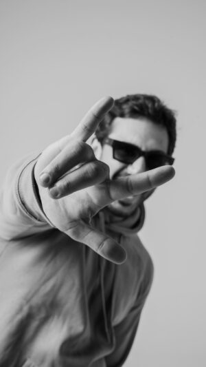 João Hadad Instagram - O que o João Hadad faz? 

Episódio 03 – “Além de influenciador digital, Hadad é sócio de uma marca de roupas (@flaco.clothing) e também tem uma sociedade de um empreendimento no ramo de alimentação (@vibowls_). E o que muita gente não sabe, é que ele também é formado em direito. Empreendedor, influencer, atleta de triathlon nas horas vagas… O Hadad é um cara de muitas versões.”

#ÉAmanhã #TeamHadad