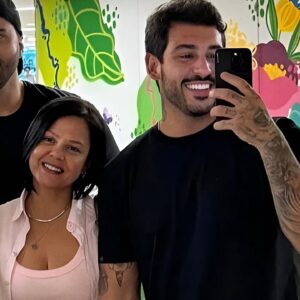 João Hadad Instagram - Feliz dia das mães! 🌹 

Bom, sabemos que ser mãe é amar desde o princípio, no primeiro momento em que sabe da gestação do seu filho, até a eternidade. Mesmo sem saber como seu filho é! Só de saber que está com uma vida dentro de si, já é gerado um amor incondicional, seguido de cuidados, carinho, esforços, dedicação e abrir mão de muitas coisas para priorizar seu maior bem, um filho. 

Hoje, nós, equipe do Hadad, queremos dedicar esse post a elas… 

Dona @beth.hadad, essa mulher, mãe, guerreira e cheia de bençãos, que deu a luz ao nosso Hadad e o educou para ser esse homem íntegro, de coração bondoso de caráter único que conhecemos! Obrigado por sempre estar presente e ser a melhor mãe do mundo. ❤️

Ei, Lu @luciandradel, o Hadad é muito feliz de tê-la presente, como o mesmo diz, sua segunda mãe! Uma mulher forte, iluminada e com um coração lindo que transborda bondade e passou tudo isso para sua geração de filhos. Obrigado por tanto e por tudo ❤️

#TeamHadad ⚡️