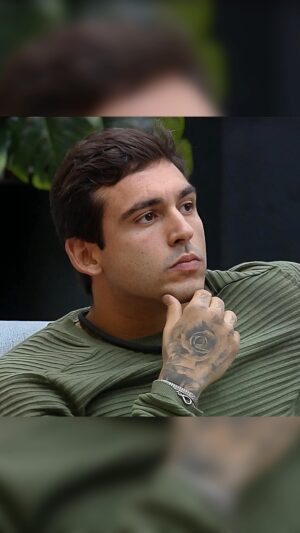 João Hadad Instagram - Ontem, Hadad recebeu 6 votos na votação da casa e acabou indo para a zona de risco, mas ainda não está definitivamente na votação do público. 

Hoje a noite, teremos a prova da virada, onde os 3 indicados a zona de risco competem para que 1 se livre da votação popular, o mesmo que se livrar, sai da zona e coloca alguém no seu lugar. 

Vamos torcer e emanar energias positivas para ele vencer essa prova e se livrar da votação 🙏🏼 

Mas, caso o Hadad não consiga se livrar da zona de risco pela prova, podemos contar com vocês para salva-lo na votação do público né? Bora com tudo! 

#AGrandeConquista #TeamHadad ⚡️