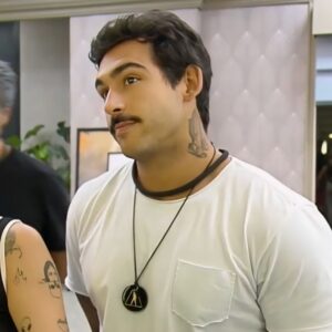 João Hadad Instagram - arraste para o lado > No programa de ontem, pudemos conferir uma das vezes em que Liziane perguntou a Hadad o motivo dele estar quieto. Em resposta, Hadad mantém sua postura reservada, o que parece incomodar Liziane. 

Mais tarde, Liziane cutuca Hadad novamente, provocando uma reação dele. Nesse momento, a participante afirma que “todo mundo fala que você é assim”, chamando-o de explosivo, conforme Hadad havia mencionado anteriormente na dinâmica do dia.

A situação se intensifica quando Liziane se contradiz ao dizer que todos consideram Hadad agressivo. No entanto, ela não consegue citar mais de duas pessoas que compartilham dessa opinião. As únicas pessoas mencionadas, Cel e Any, já têm um atrito direto com Hadad, o que coloca em dúvida a generalização feita por Liziane.

#AGrandeConquista #TeamHadad ⚡️