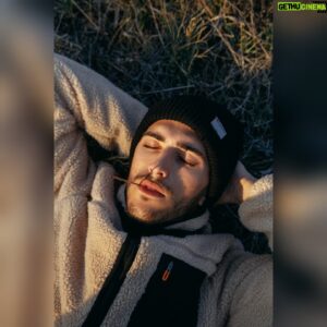 João Maria Maneira Instagram - É verdade: estas são algumas das peças da nova coleção de outono e inverno da Primark. Quentes, confortáveis e super estilosas, mesmo como se quer quando chega o tempo mais frio. 🥶 Até os acessórios como este gorro são feitos com materiais que retêm o calor ❄️O melhor é correrem já para a loja. 

#primania #embaixadorprimark #iworkwithprimark
@primark
@primarkpr.es