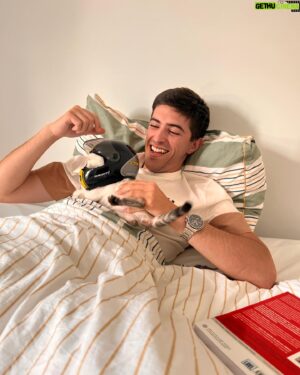 João Maria Maneira Instagram - Como passar um domingo? 
Acordar tarde, ficar na ronha na cama em boa companhia 🧡
A família não está completa mas apresento-vos a Pimenta 🐈
Ela adora tanto a cama que é impossível dormir na dela 😂
Obrigado @emma_colchao estamos rendidos 🙌

#emmasleep #emmaholidays #dontworrysleephappy #colchaoemma #easter #awakenyourbest #goodmorning 

Se quiserem dormir nas nuvens utilizem o meu código “MANEIRA5”
