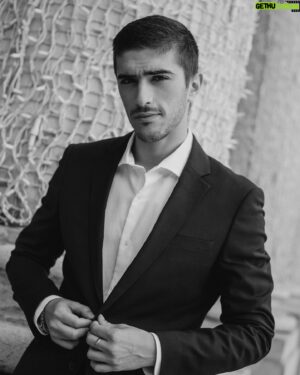 João Maria Maneira Instagram - Estamos praticamente em 2022 e isso quer dizer que temos de começar a pensar nos looks que vamos levar para as festas de fim de ano 🤵‍♂️ eu já escolhi o meu - um fatinho smart casual em azul, fica sempre elegante. Se também quiserem arrasar nas próximas semanas, vão à @primark e encontrem os vossos favoritos. Depois não digam que não sou vosso amigo. @primark @primarkpr.és #primania #embaxaidorprimark #iworkwithprimark