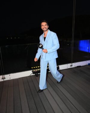 João Montez Instagram - Não me lembro da última vez que acordei ao meio dia. Foi hoje 🤷🏻‍♂️ E, ontem, foi mais ou menos assim. 💙 @tvioficial verano
